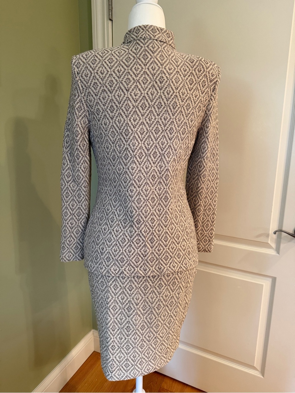 Vintage St. John Marie Gray 2 piece knit skirt suit - jacket sz 6, skirt sz 2 - Picture 2 of 9